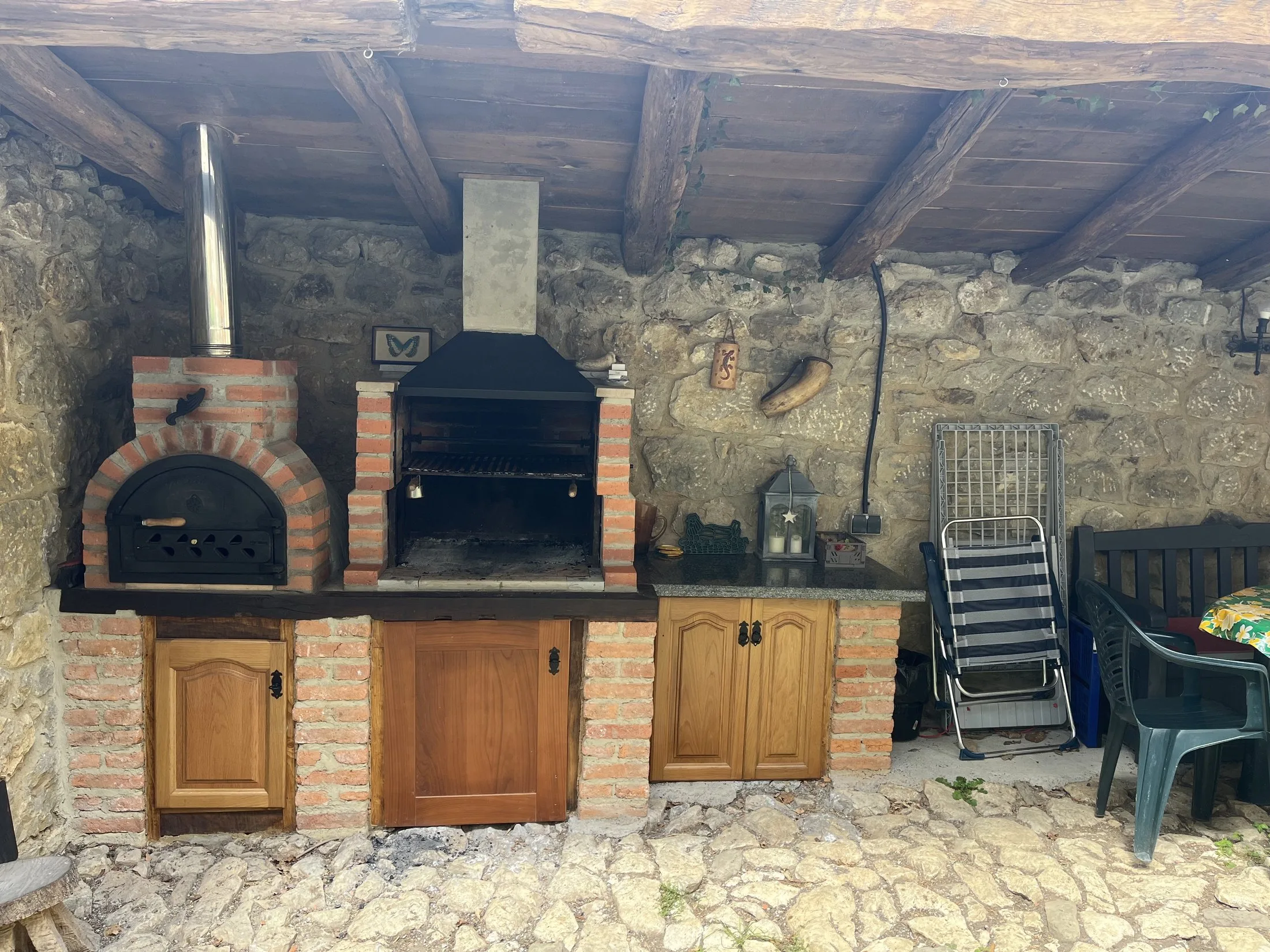 Zona cubierta de barbacoa en el patio delantero