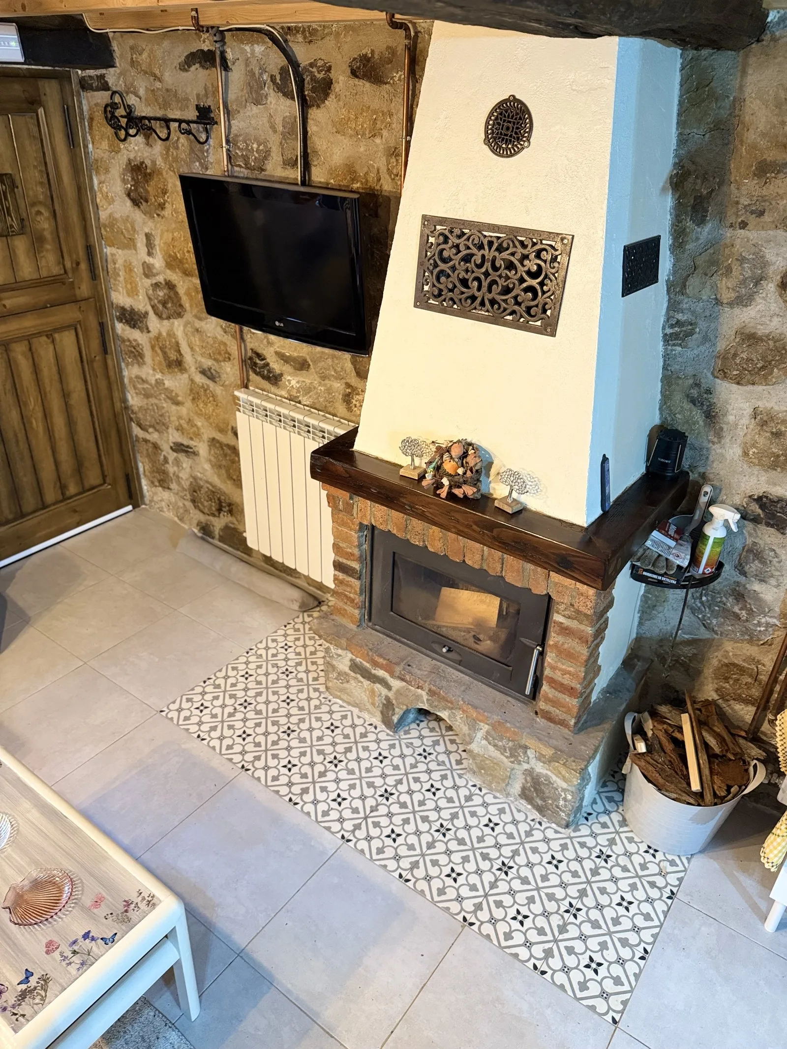 Detalle de la chimenea y piedra vista