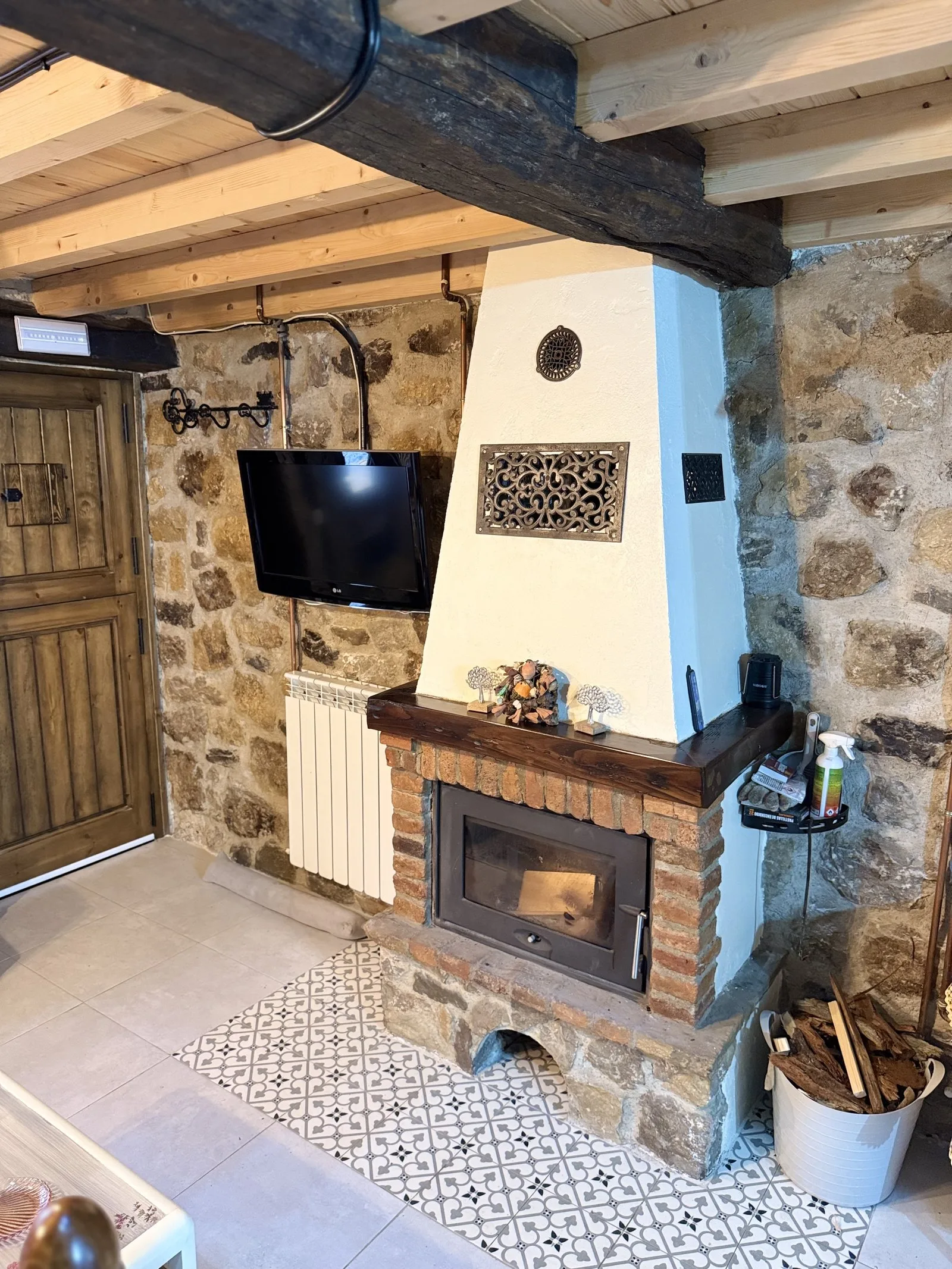 Chimenea de leña en el salón