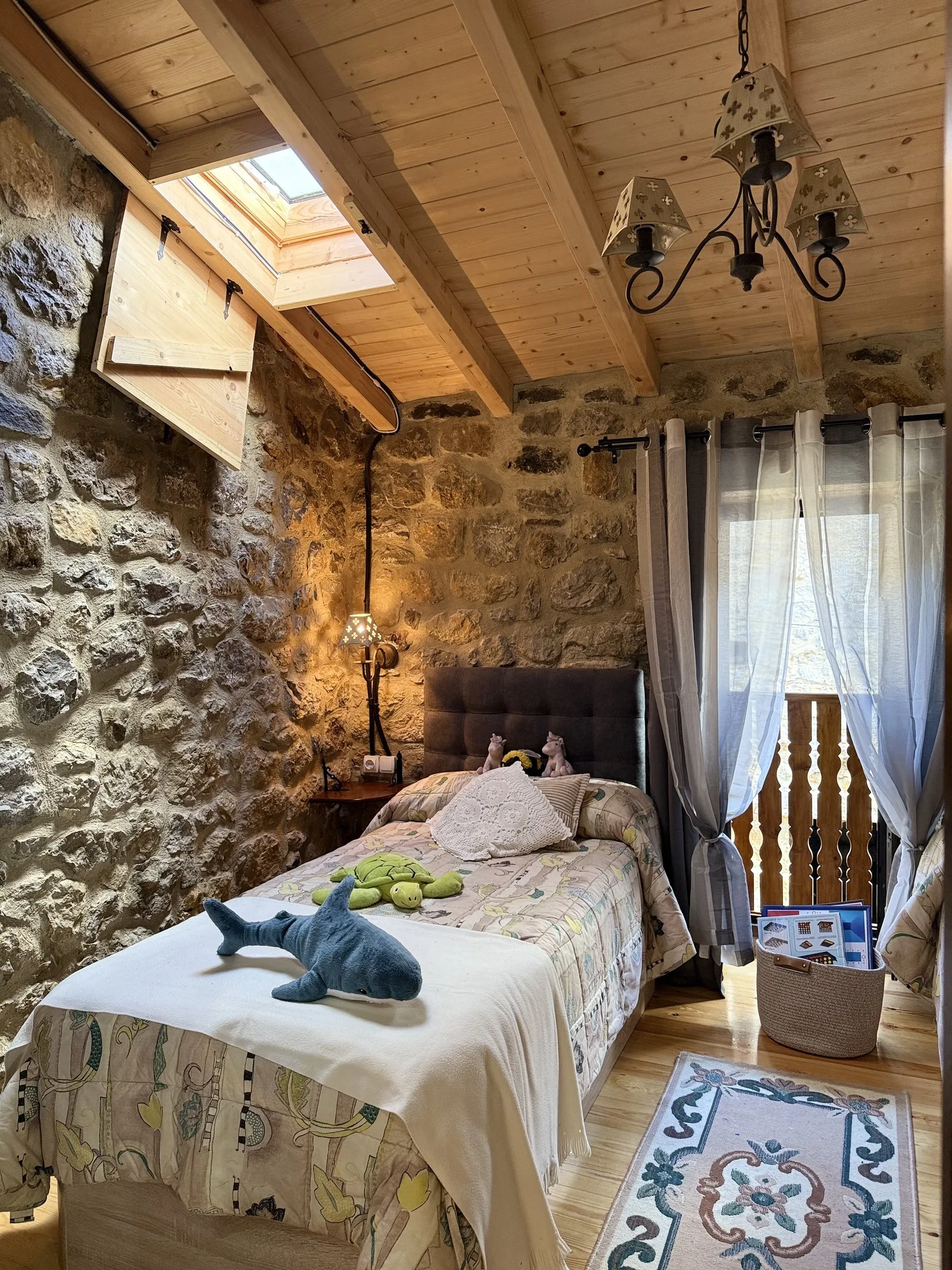 Detalle del dormitorio con dos camas individuales