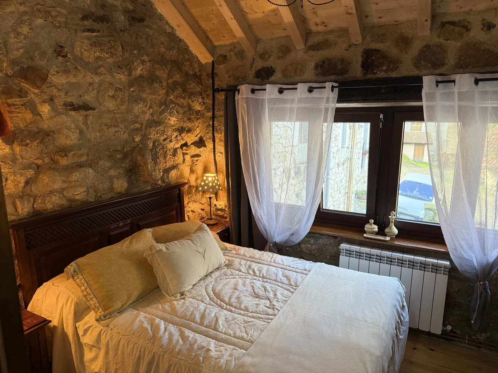 Dormitorio matrimonial con vistas de montaña