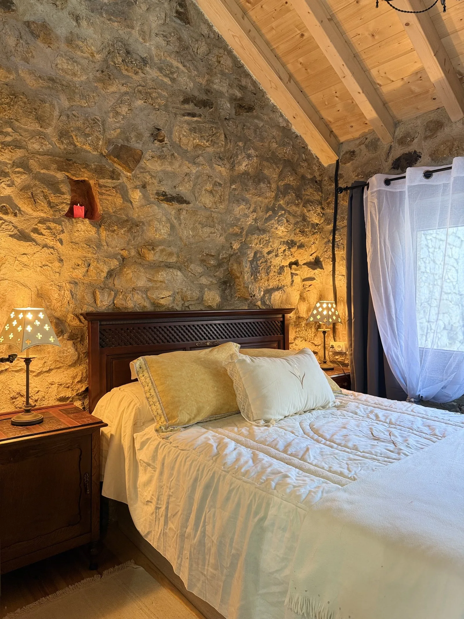 Dormitorio matrimonial con cama de 1,35 m