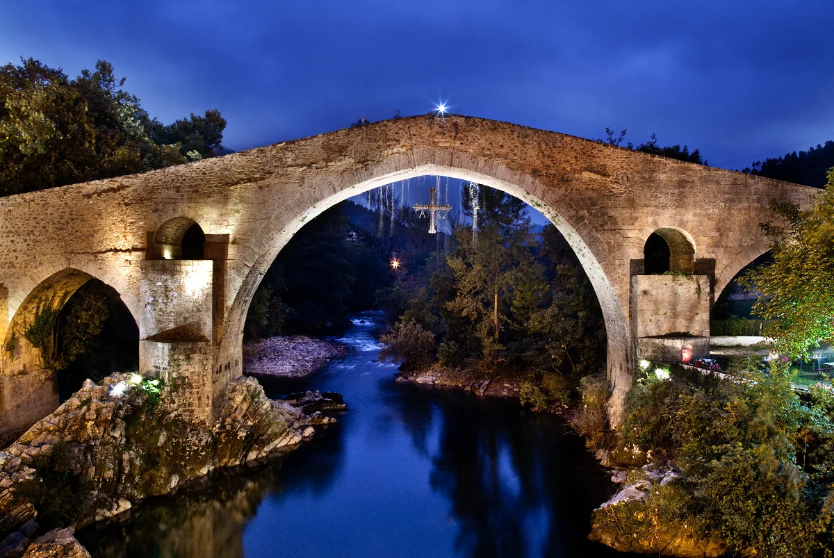 Puente de Cangas de Onís cerca de Ponga