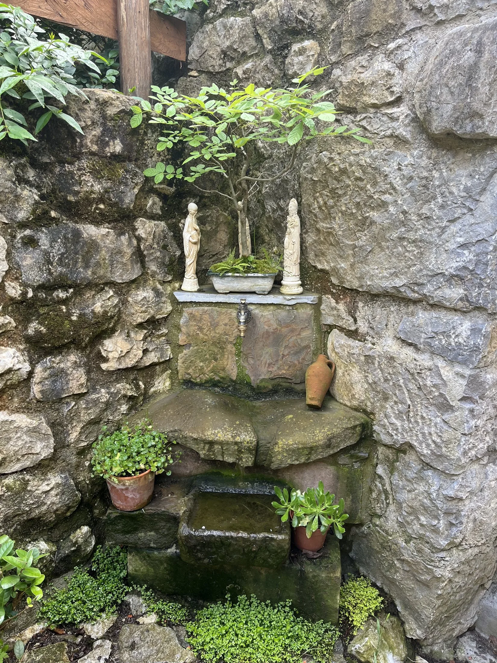 Fuente de piedra en el patio de la casa