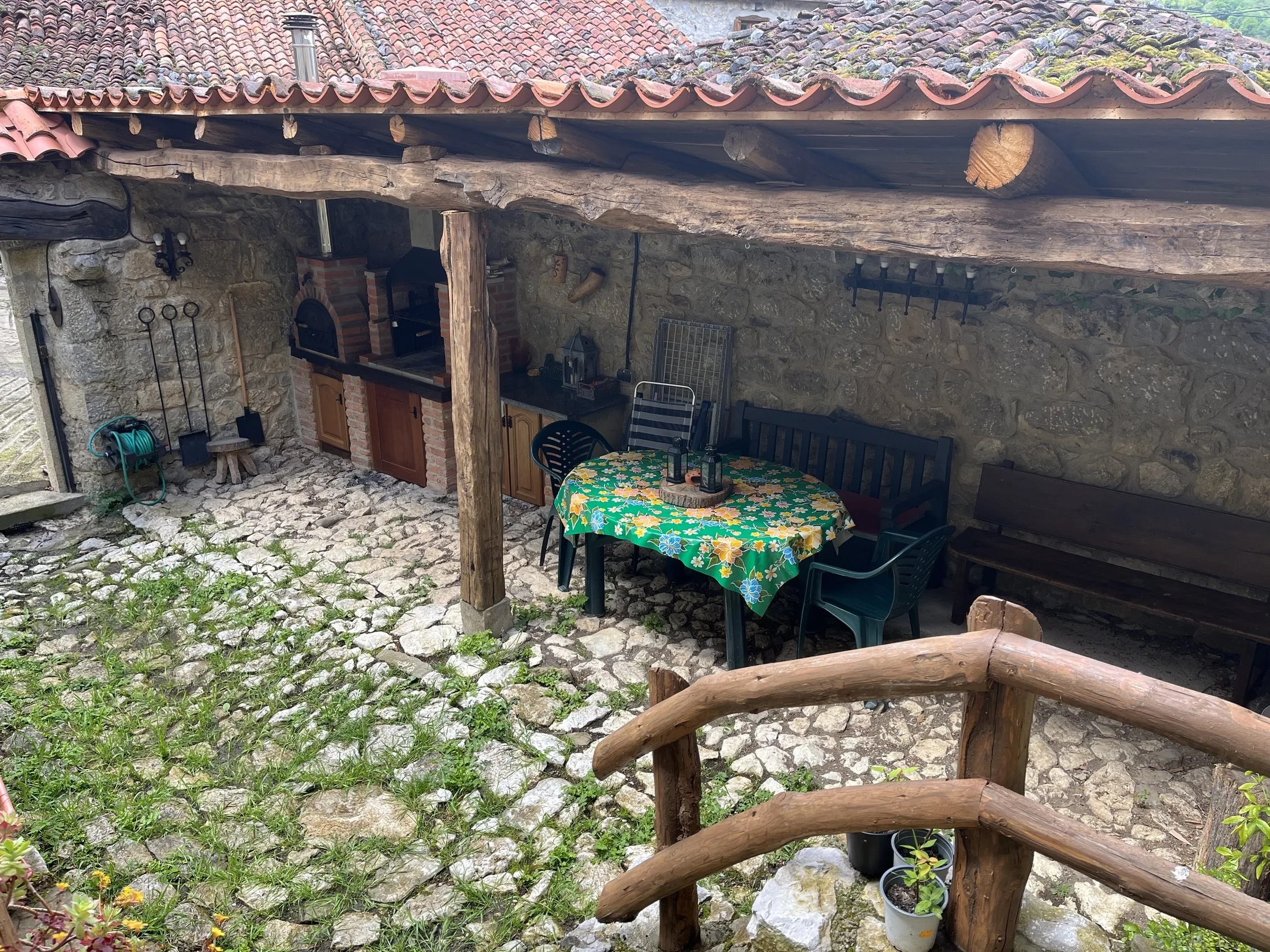 Mesa exterior junto a la barbacoa del patio