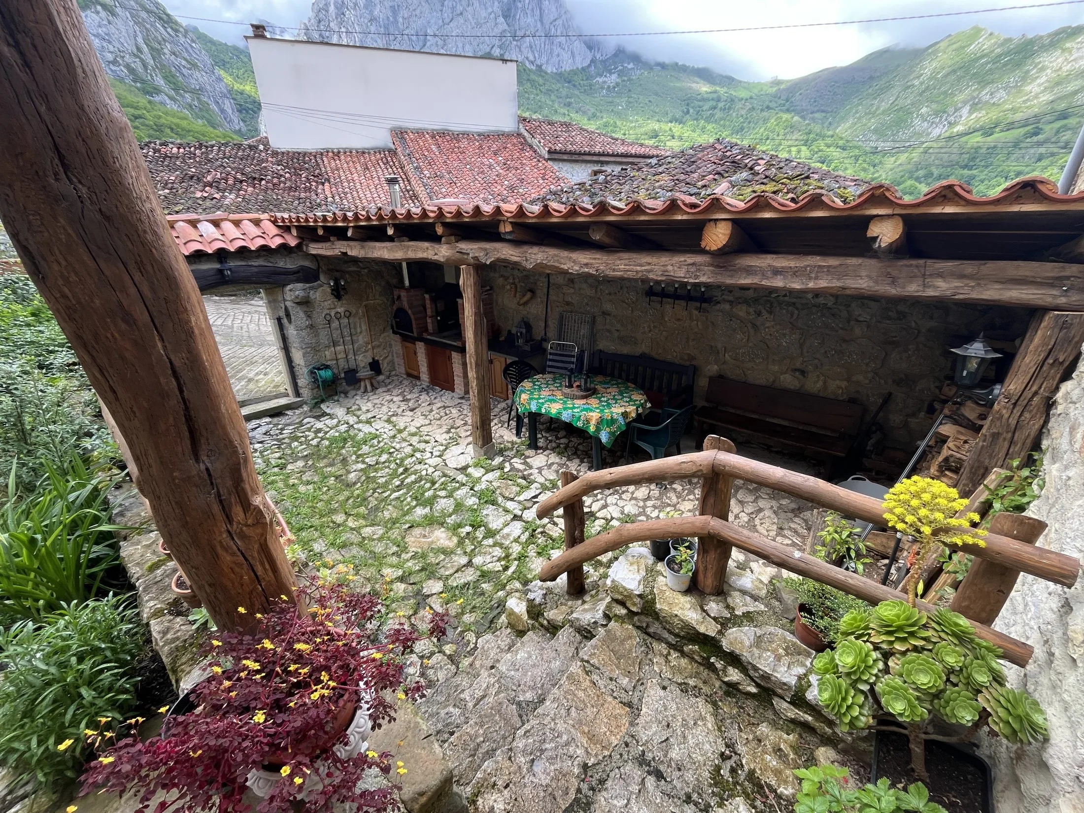 Patio con vistas a las montañas de Ponga